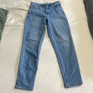 AMERICAN EAGLE MOM JEANS